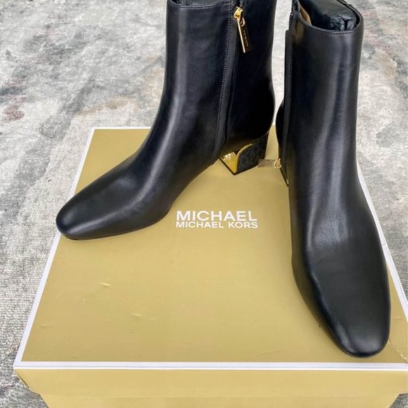 Michael Kors Women’s Boots - Picture 5 of 6